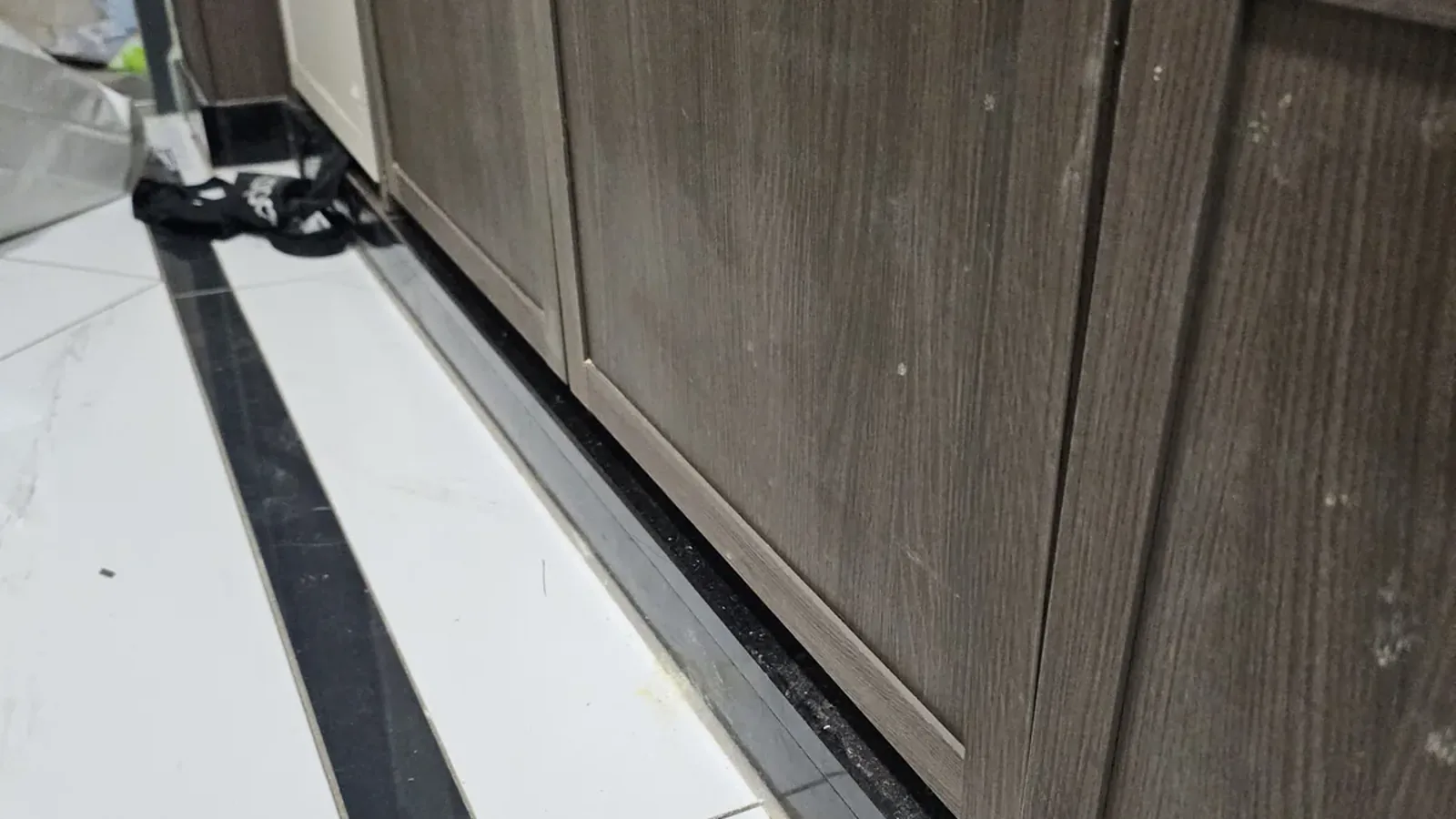 뚫린 구멍을 가구 결에 맞춰 복원