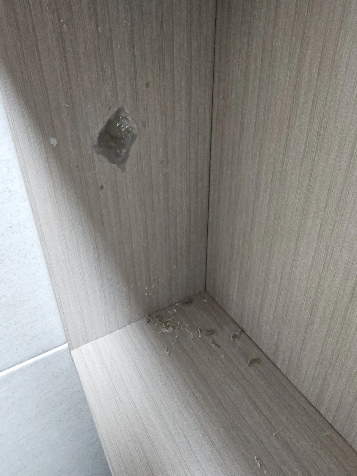 벽면 타공 충전 작업